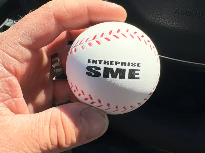 L'autre face de la même balle de baseball, portant l'inscription « Entreprise SME »